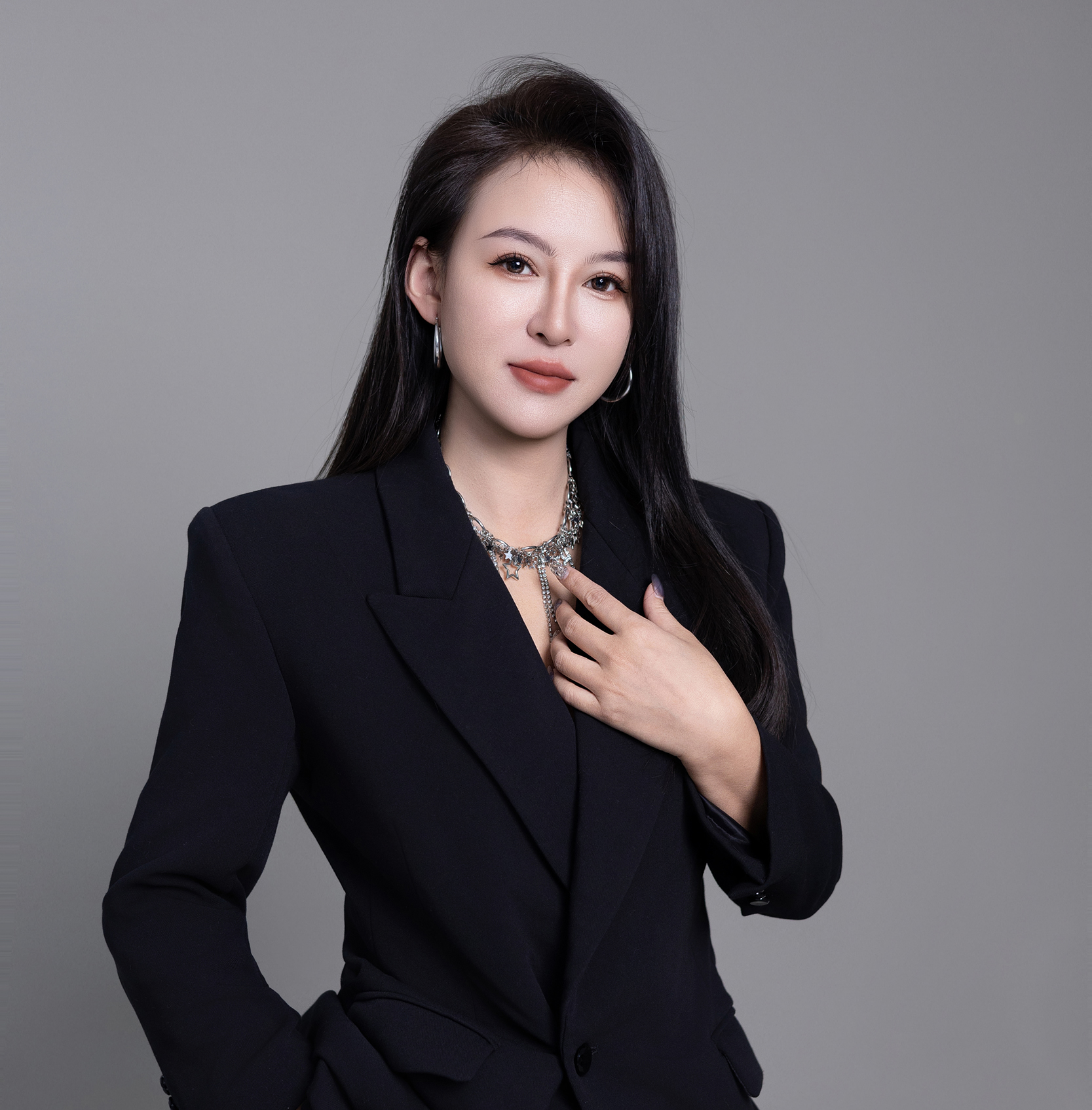 四十岁左右中年男性头像,穿深色西装,白色衬衫,红色领带,专业商务形象,浅灰色背景